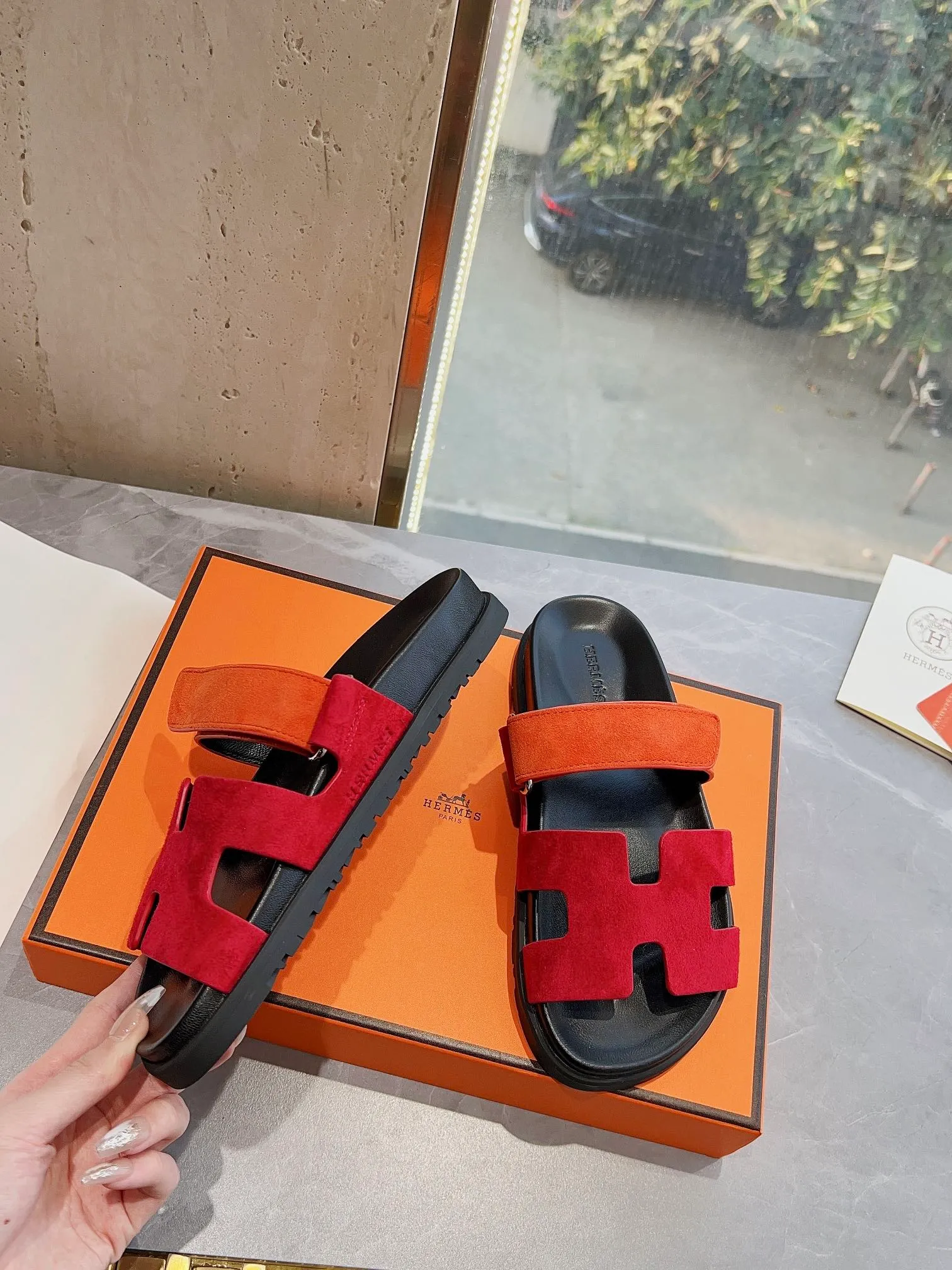 👟👟Ex-factory price 440👟👟 Men's size +10 H family 2024 spring and summer new style HERMES Hermes' recently popular couple's shoes, pig nose angle sandals and slippers, paired with various colorful socks, extremely trendy. Upper lining: imported original material. Outsole: non-slip and wear-resistant outsole. Size: Female 35-42 (40/42 non-returnable and non-exchangeable) Men’s size: 39-45 (45 is non-refundable and non-exchangeable)